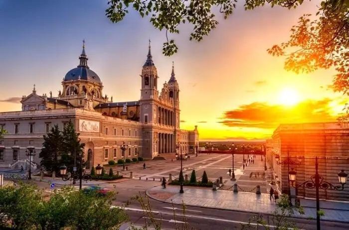 Parsa Booking Madrid Buitenkant foto